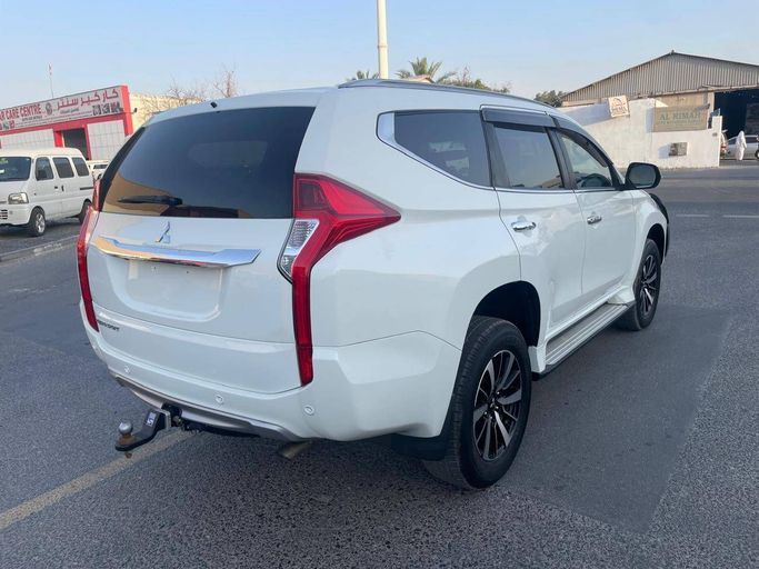 Подержанный Mitsubishi Pajero Sport III, 2.4 л, 2017 в Дубае от Alhamd Motors Белый цвет. Other | AUTO.AE
