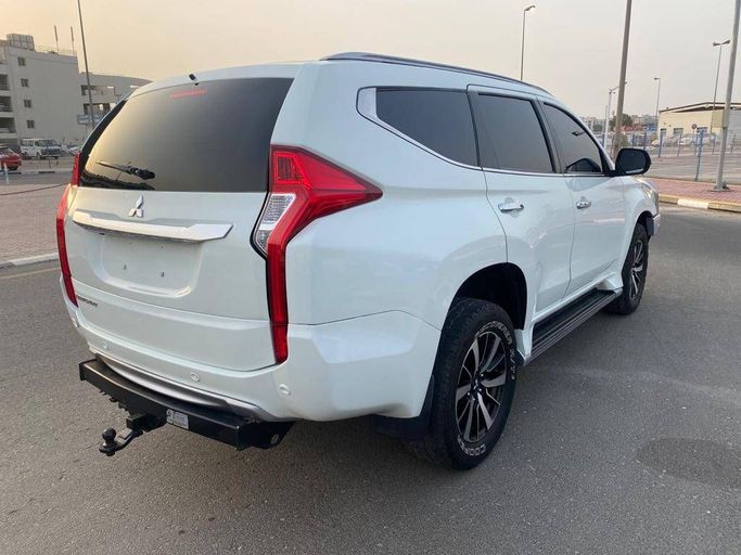 Подержанный Mitsubishi Pajero Sport III, 2.4 л, 2017 в Дубае от Alhamd Motors Белый цвет. Other | AUTO.AE