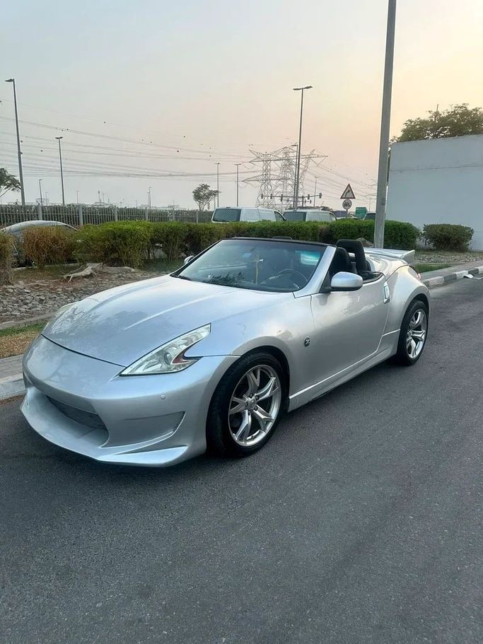 Подержанный Nissan 370Z I, 3.7 л, 2011 в Дубае от First Choice Motors Серебристый цвет. Американская | AUTO.AE