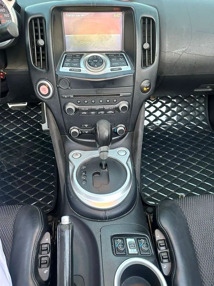 Подержанный Nissan 370Z I, 3.7 л, 2011 в Дубае от First Choice Motors Серебристый цвет. Американская | AUTO.AE