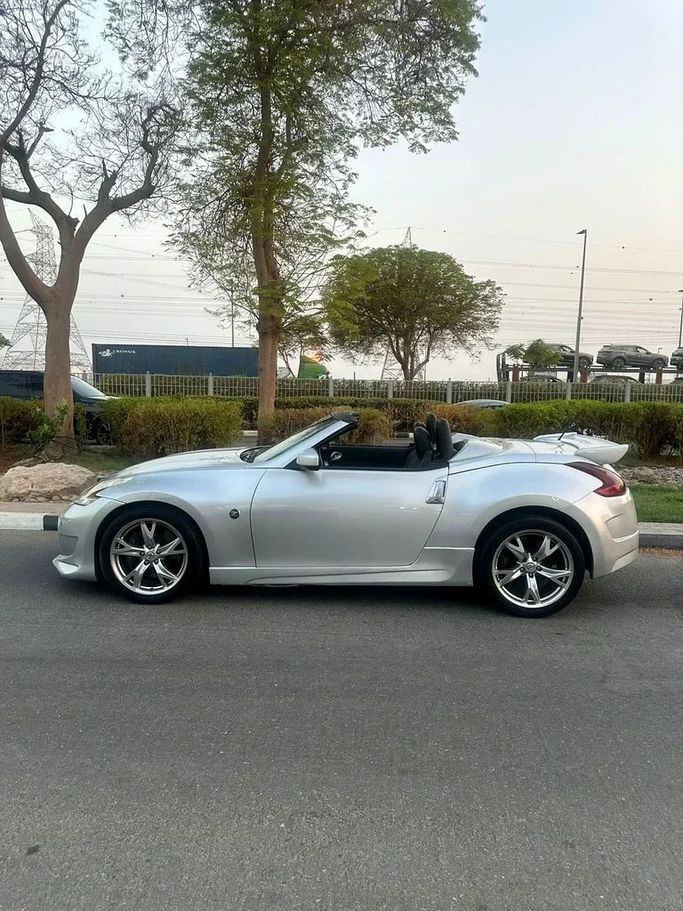 Подержанный Nissan 370Z I, 3.7 л, 2011 в Дубае от First Choice Motors Серебристый цвет. Американская | AUTO.AE