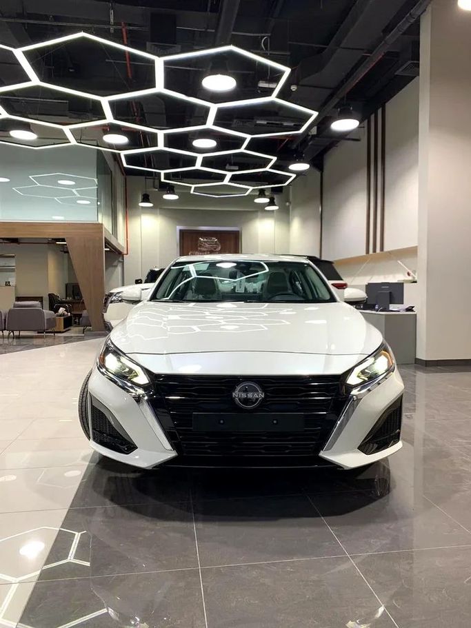 Новый Nissan Altima VI (L34) Рестайлинг, 2.5 л, 2025 в Дубае от BANIYAS CARS SHOWROOM Белый цвет. GCC | AUTO.AE