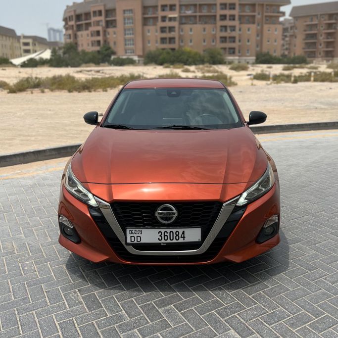 Подержанный Nissan Altima VI (L34), 2.5 л, 2021 в Дубае Оранжевый цвет. Американская | AUTO.AE