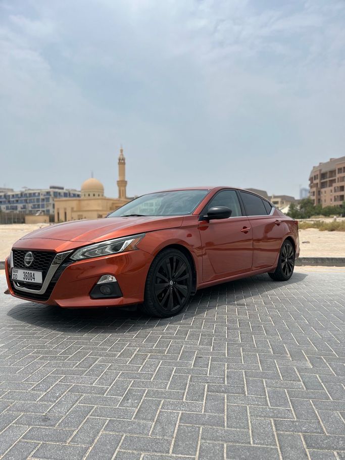 Подержанный Nissan Altima VI (L34), 2.5 л, 2021 в Дубае Оранжевый цвет. Американская | AUTO.AE