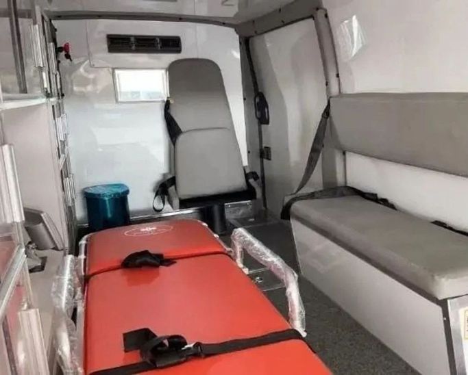 Новый Nissan NV350 Caravan I Рестайлинг, 2.5 л, 2023 в Дубае от Mohamed Hakim Motors Белый цвет. GCC | AUTO.AE