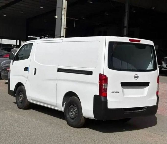 Новый Nissan NV350 Caravan I Рестайлинг, 2.5 л, 2023 в Дубае от Mohamed Hakim Motors Белый цвет. GCC | AUTO.AE