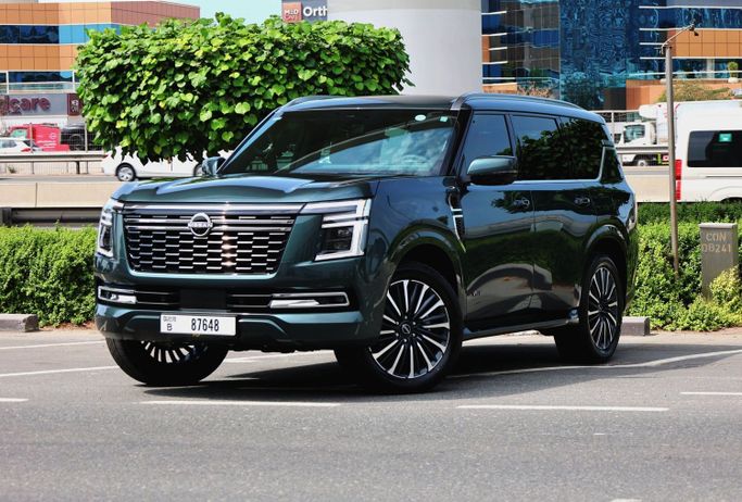 Nissan Patrol VI (Y62) Рестайлинг 2, 2025 внедорожник 5 дв. бизнес класса в Дубае от POF RENTAL зеленый цвет | AUTO.AE