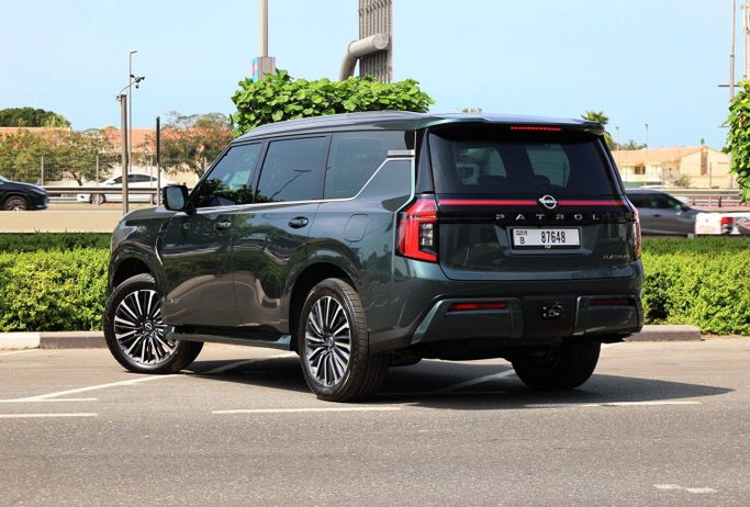 Nissan Patrol VI (Y62) Рестайлинг 2, 2025 внедорожник 5 дв. бизнес класса в Дубае от POF RENTAL зеленый цвет | AUTO.AE