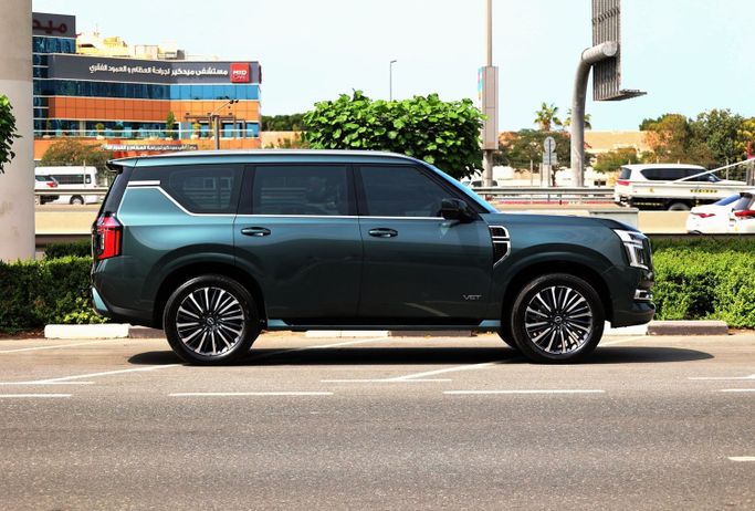 Nissan Patrol VI (Y62) Рестайлинг 2, 2025 внедорожник 5 дв. бизнес класса в Дубае от POF RENTAL зеленый цвет | AUTO.AE