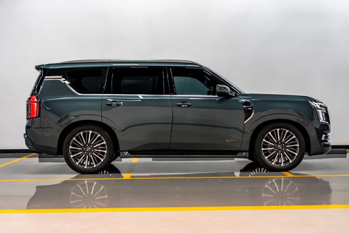 Nissan Patrol VI (Y62) Рестайлинг 2, 2025 внедорожник 5 дв. бизнес класса в Дубае от POF RENTAL зеленый цвет | AUTO.AE