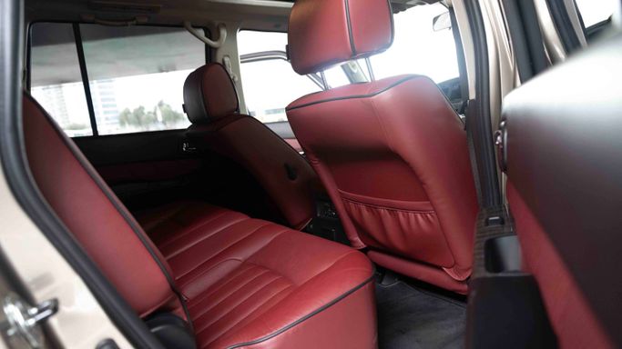 Nissan Patrol V (Y61) Рестайлинг, 2023 внедорожник 5 дв. эконом класса в Дубае от AVA car rental бежевый цвет | AUTO.AE