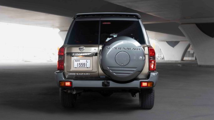 Nissan Patrol V (Y61) Рестайлинг, 2023 внедорожник 5 дв. эконом класса в Дубае от AVA car rental бежевый цвет | AUTO.AE