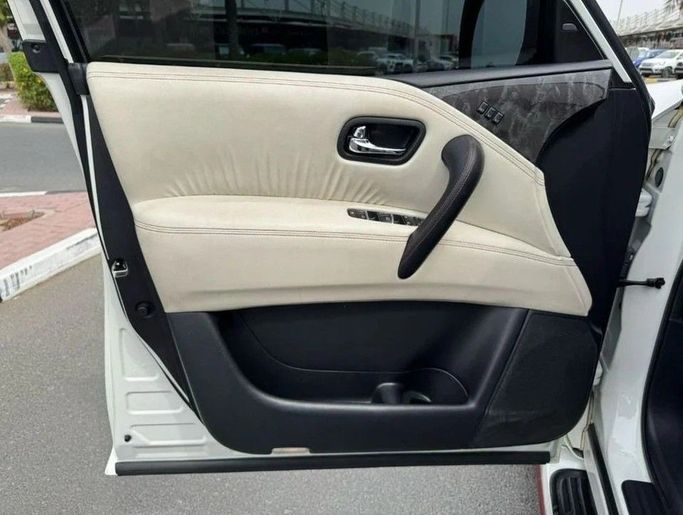 Подержанный Nissan Patrol VI (Y62) Рестайлинг 2, 5.6 л, 2019 в Дубае от Royal Motors Белый цвет. GCC | AUTO.AE
