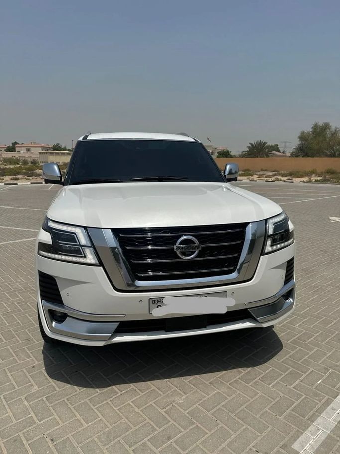 Подержанный Nissan Patrol VI (Y62) Рестайлинг 2, 5.6 л, 2020 в Дубае от Lahbab Motors Белый цвет. GCC | AUTO.AE