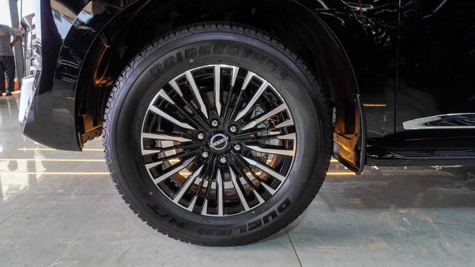 Новый Nissan Patrol VI (Y62) Рестайлинг 2, 5.6 л, 2024 в Дубае от Najem Motors Черный цвет. GCC | AUTO.AE