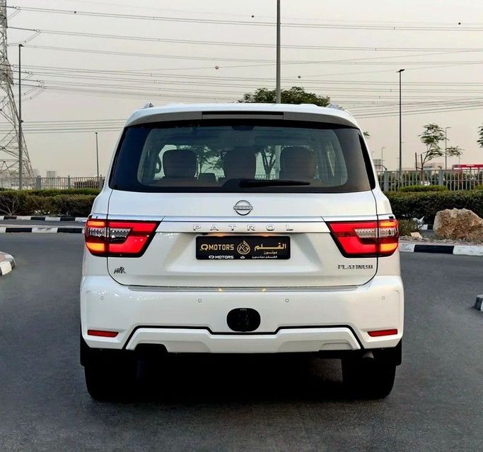 Подержанный Nissan Patrol VI (Y62) Рестайлинг 2, 4.0 л, 2023 в Дубае от Q Motors Белый цвет. GCC | AUTO.AE