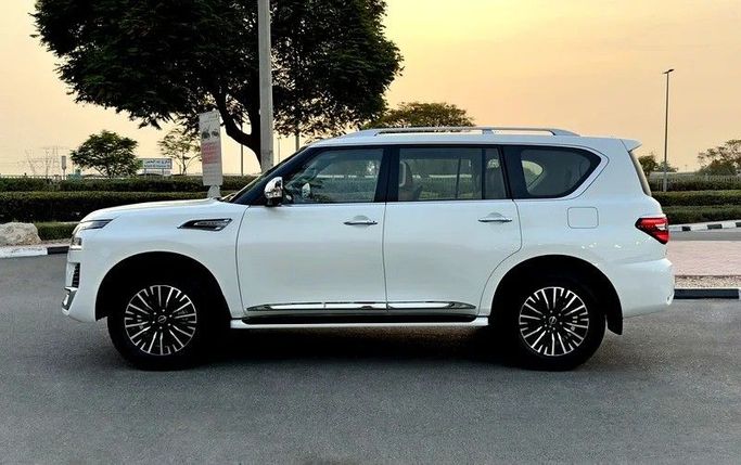 Подержанный Nissan Patrol VI (Y62) Рестайлинг 2, 4.0 л, 2023 в Дубае от Q Motors Белый цвет. GCC | AUTO.AE