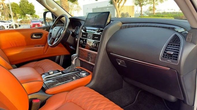 Подержанный Nissan Patrol VI (Y62) Рестайлинг 2, 4.0 л, 2024 в Дубае от Q Motors Белый цвет. GCC | AUTO.AE