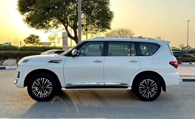 Подержанный Nissan Patrol VI (Y62) Рестайлинг 2, 4.0 л, 2024 в Дубае от Q Motors Белый цвет. GCC | AUTO.AE
