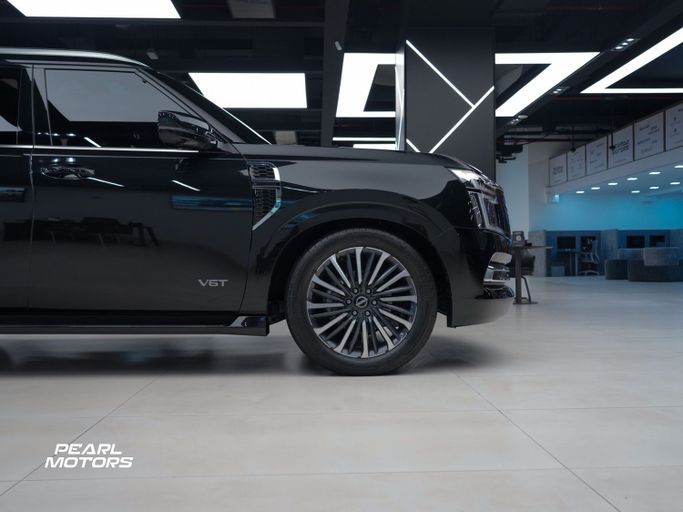Подержанный Nissan Patrol VII (Y63), 3.5 л, 2024 в Дубае от Pearl Motors Черный цвет. GCC | AUTO.AE