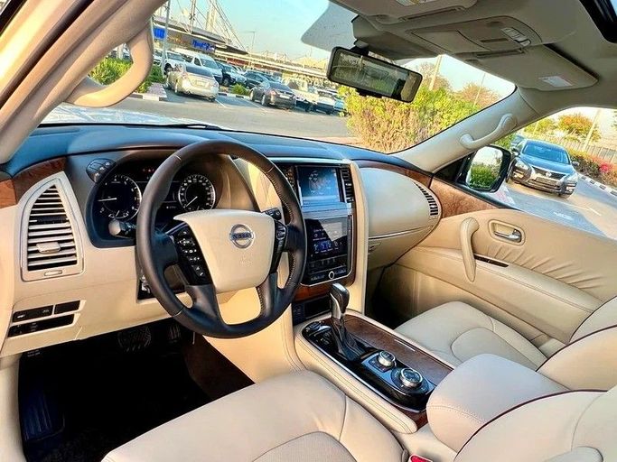 Подержанный Nissan Patrol VI (Y62) Рестайлинг 2, 5.6 л, 2021 в Дубае от Designo Cars Trading Белый цвет. GCC | AUTO.AE