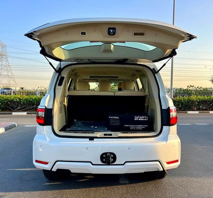 Подержанный Nissan Patrol VI (Y62) Рестайлинг 2, 5.6 л, 2021 в Дубае от Designo Cars Trading Белый цвет. GCC | AUTO.AE
