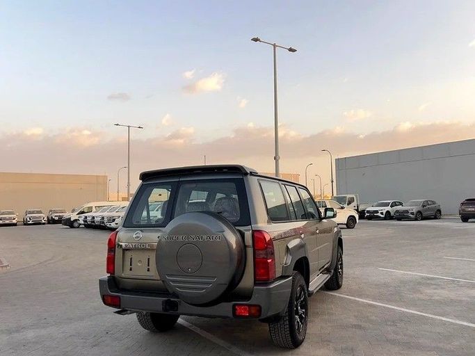 Новый Nissan Patrol V (Y61) Рестайлинг, 4.8 л, 2024 в Дубае от The One Motors Золотистый цвет. GCC | AUTO.AE