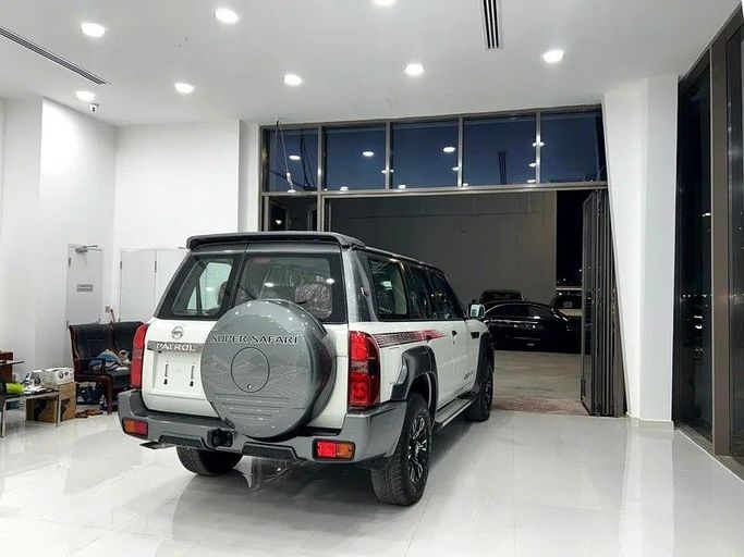 Новый Nissan Patrol V (Y61) Рестайлинг, 4.8 л, 2024 в Дубае от The One Motors Белый цвет. GCC | AUTO.AE