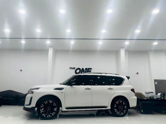 Подержанный Nissan Patrol VII (Y63), 3.5 л, 2024 в Дубае от The One Motors Белый цвет. GCC | AUTO.AE