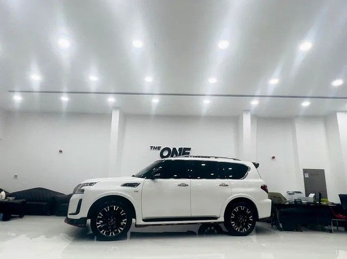 Подержанный Nissan Patrol VII (Y63), 3.5 л, 2024 в Дубае от The One Motors Белый цвет. GCC | AUTO.AE