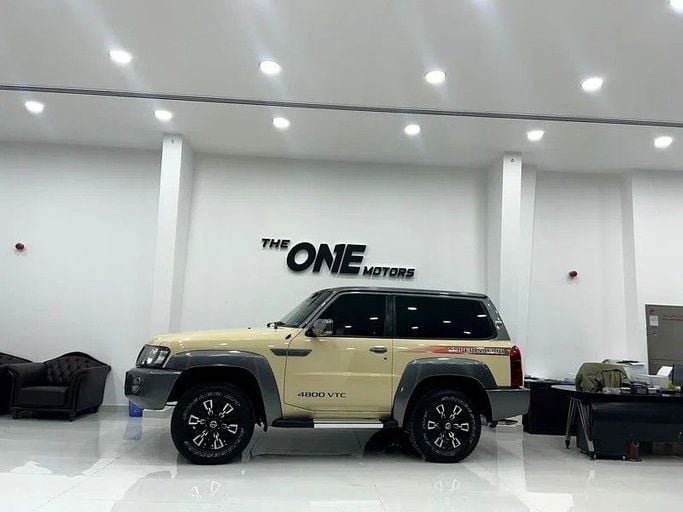 Подержанный Nissan Patrol V (Y61) Рестайлинг, 4.8 л, 2024 в Дубае от The One Motors Бежевый цвет. GCC | AUTO.AE