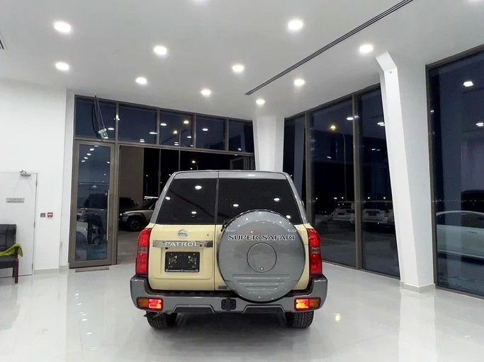 Подержанный Nissan Patrol V (Y61) Рестайлинг, 4.8 л, 2024 в Дубае от The One Motors Бежевый цвет. GCC | AUTO.AE