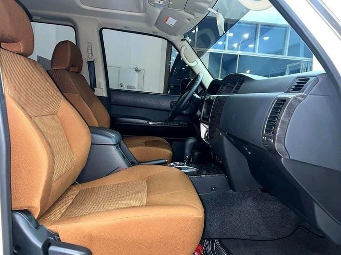 Подержанный Nissan Patrol V (Y61) Рестайлинг, 4.8 л, 2024 в Дубае от The One Motors Бежевый цвет. GCC | AUTO.AE