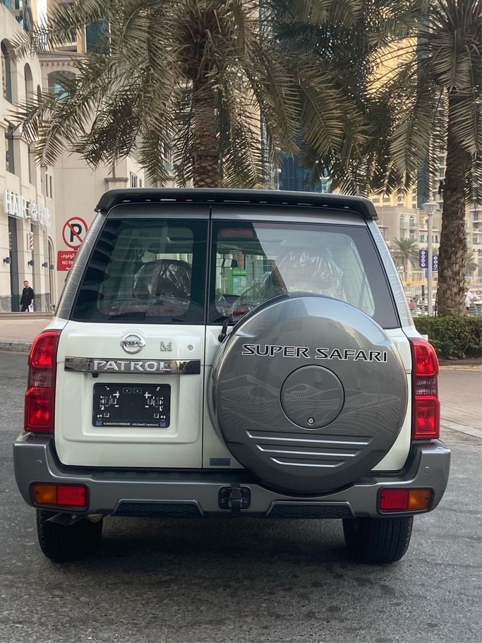 Новый Nissan Patrol V (Y61) Рестайлинг, 4.8 л, 2024 в Дубае Белый цвет. GCC | AUTO.AE