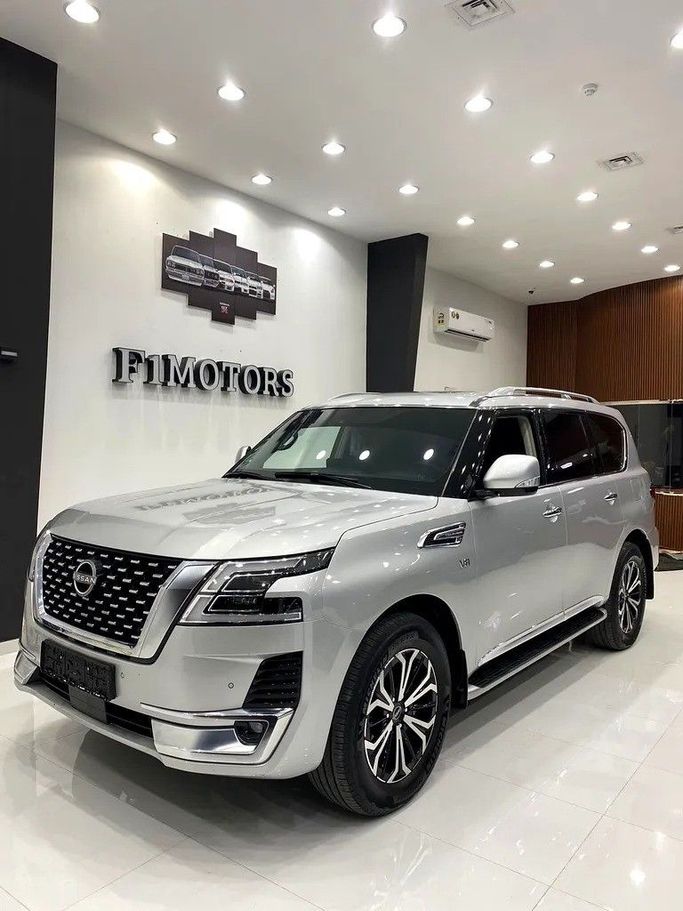 Подержанный Nissan Patrol VI (Y62) Рестайлинг 2, 5.6 л, 2022 в Дубае от F1 Motors Серебристый цвет. GCC | AUTO.AE