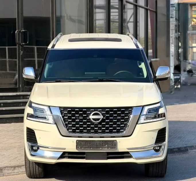 Подержанный Nissan Patrol V (Y61) Рестайлинг, 4.8 л, 2017 в Дубае от Morya Jeswani Cars Белый цвет. GCC | AUTO.AE