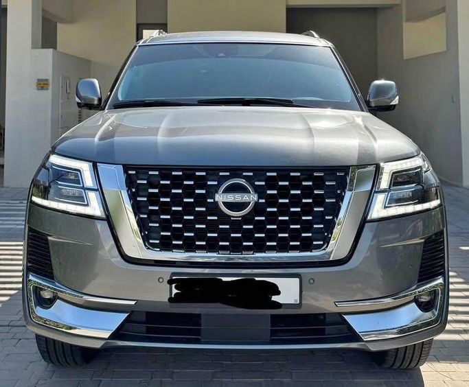 Подержанный Nissan Patrol VI (Y62) Рестайлинг 2, 5.6 л, 2023 в Дубае от LiveCars Серебристый цвет. GCC | AUTO.AE