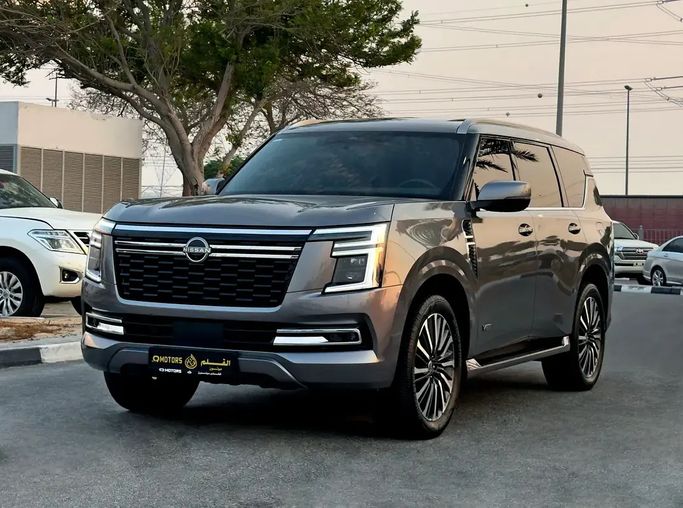 مستعملة ⁦Nissan Patrol سابعاً (Y63)، 3.5 l، 2025⁩ في في الإمارات, دبي من Q Motors، اللون رمادي. مواصفات الخليج | AUTO.AE | إعلان #289010