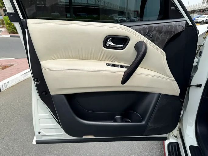 Used Nissan Patrol VI (Y62) Facelift, 5.6 l, 2018 in UAE, Dubai by Royal Motors, White color. GCC Specs | AUTO.AE | Listing #295224 — photo 11 of 18
