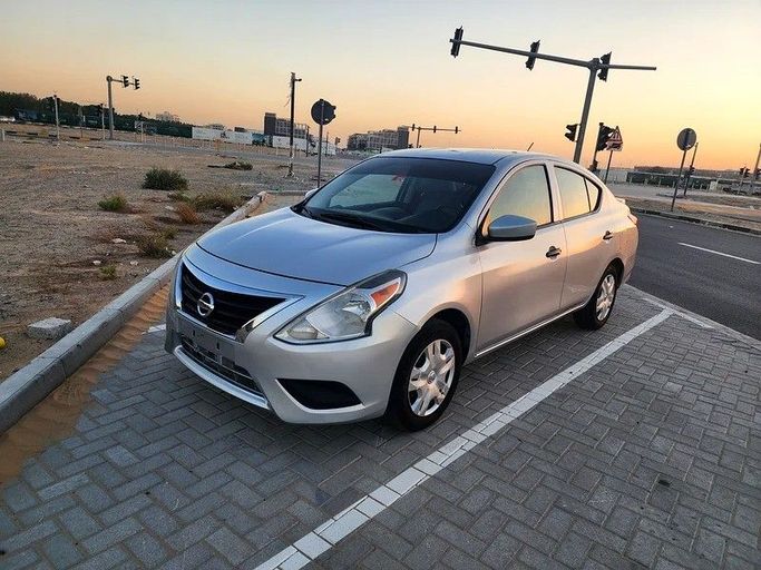 Подержанный Nissan Versa II Рестайлинг, 1.6 л, 2018 в Дубае от Abdo Al Muthanna Used Cars Серебристый цвет. Американская | AUTO.AE