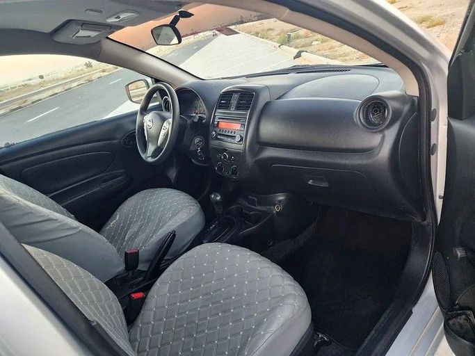 Подержанный Nissan Versa II Рестайлинг, 1.6 л, 2018 в Дубае от Abdo Al Muthanna Used Cars Серебристый цвет. Американская | AUTO.AE