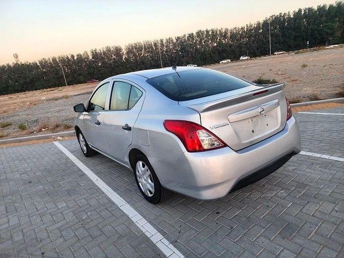 Подержанный Nissan Versa II Рестайлинг, 1.6 л, 2018 в Дубае от Abdo Al Muthanna Used Cars Серебристый цвет. Американская | AUTO.AE