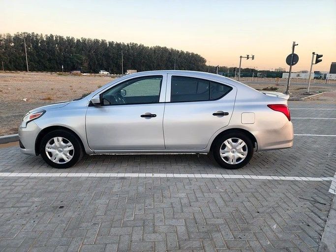 Подержанный Nissan Versa II Рестайлинг, 1.6 л, 2018 в Дубае от Abdo Al Muthanna Used Cars Серебристый цвет. Американская | AUTO.AE