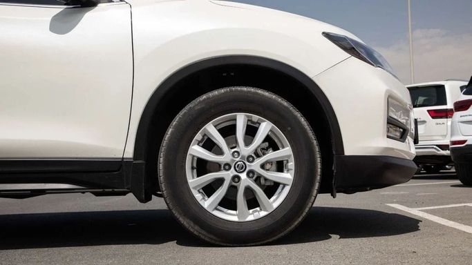 Подержанный Nissan X-Trail III Рестайлинг, 2.5 л, 2022 в Дубае от Dresden Motors Белый цвет. GCC | AUTO.AE
