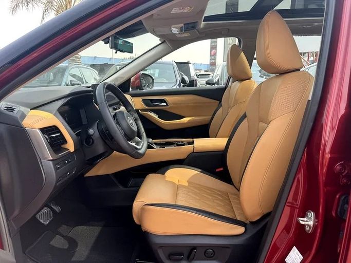 Подержанный Nissan X-Trail IV, 1.5 л, 2023 в Дубае от Nice Cars Motos Красный цвет. GCC | AUTO.AE