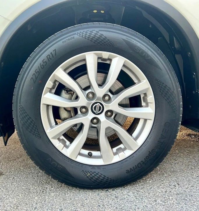 Подержанный Nissan X-Trail III Рестайлинг, 2.5 л, 2021 в Дубае от Designo Cars Trading Белый цвет. GCC | AUTO.AE