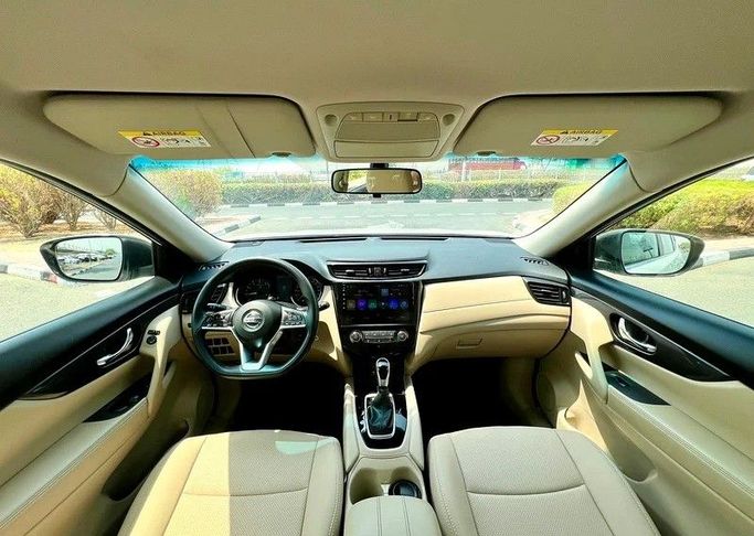 Подержанный Nissan X-Trail III Рестайлинг, 2.5 л, 2021 в Дубае от Designo Cars Trading Белый цвет. GCC | AUTO.AE