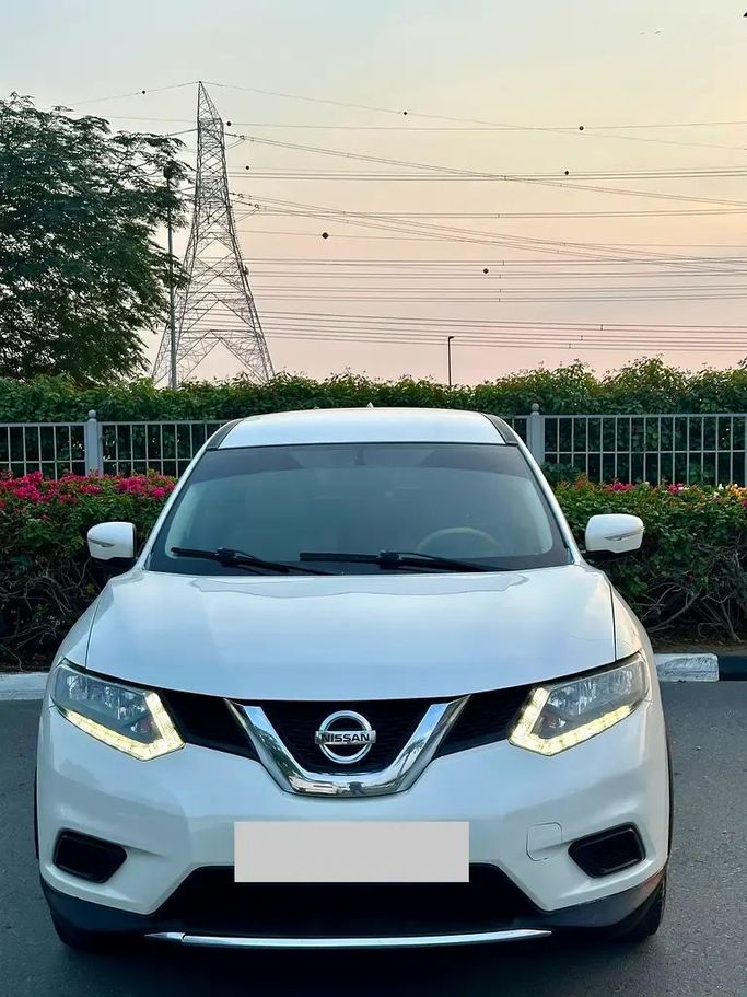 Used Nissan X-Trail III, 2.5 l, 2015 in Dubai by Verified Hub Used Automobile Trading LLC, White color. GCC Specs | AUTO.AE