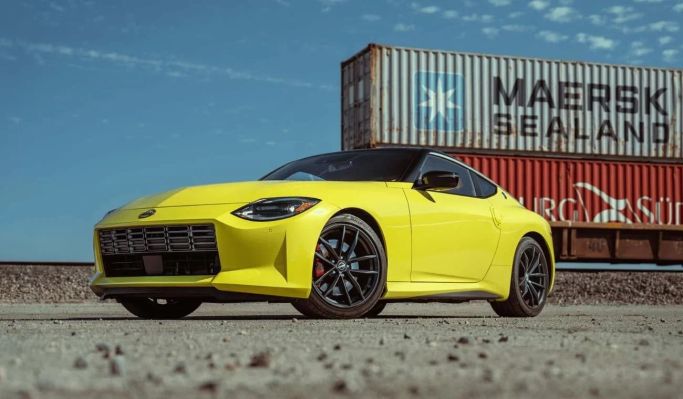 مستعملة Nissan Z, 3.0 l, 2023 في في دبي من Ocean Road Motors ، اللون أصفر. المواصفات الأمريكية | AUTO.AE