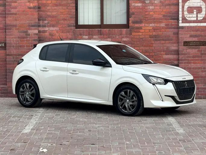 Подержанный Peugeot 208 II Рестайлинг, 1.2 л, 2023 в Дубае от Morya Jeswani Cars Белый цвет. GCC | AUTO.AE